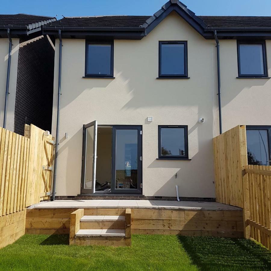 Вилла Bright Modern House Beside Snowdonia Лланфэрфечейн Экстерьер фото